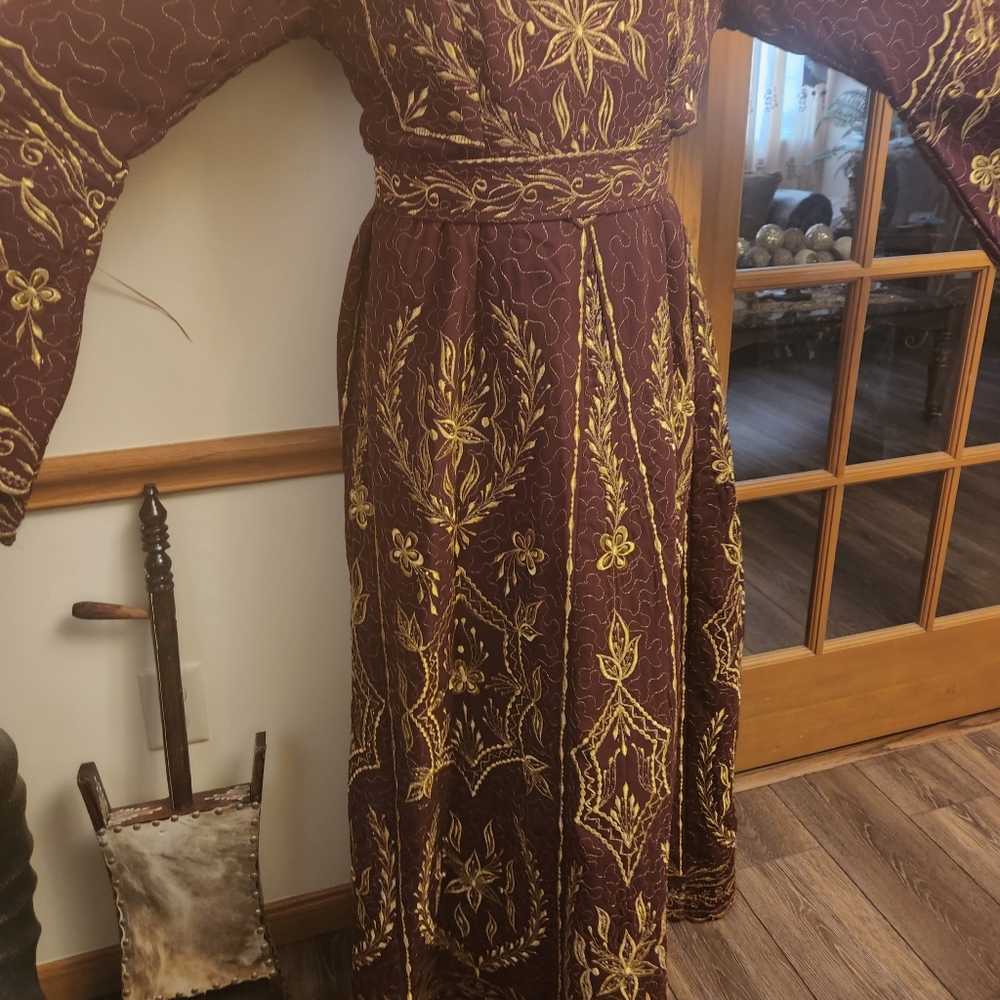 Burgundy thoub